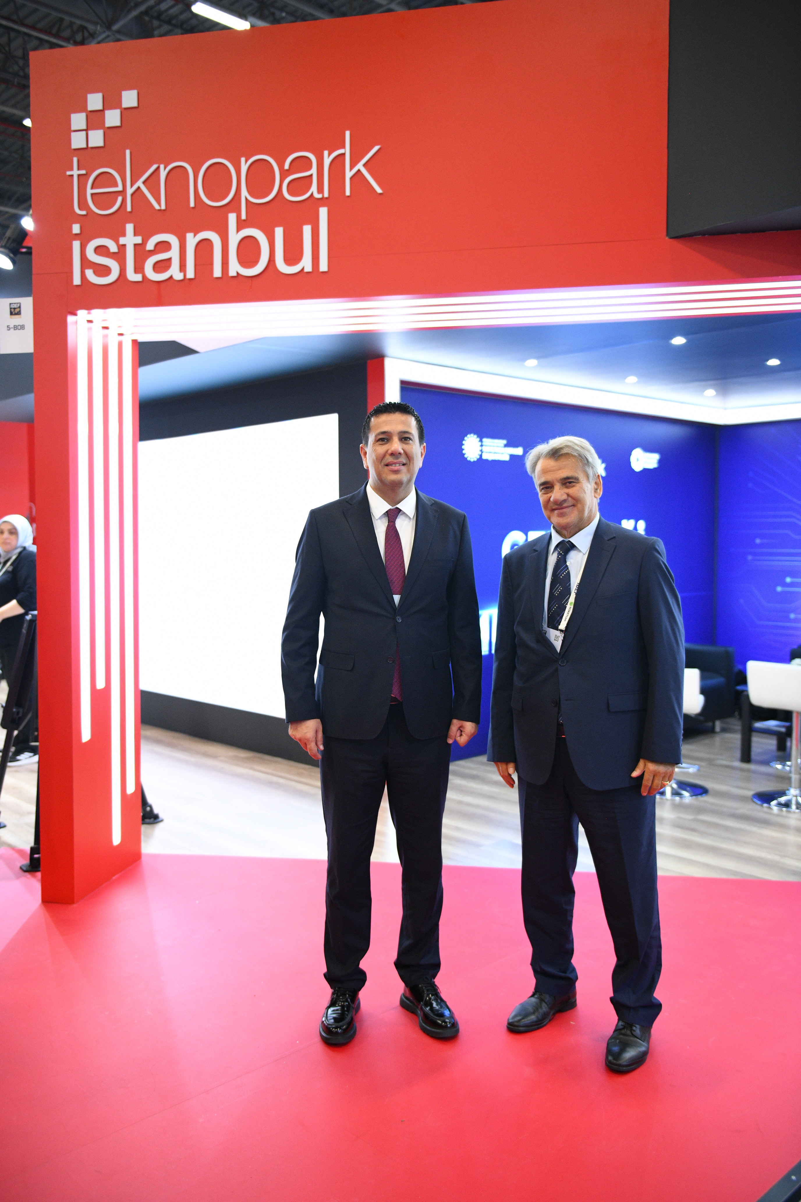 As part of the IDEF2025 fair, Bingöl University Rector Prof. Dr. Erdal Çelik and TeknoHAB General Manager Mr. Salih Mehmet Yaş visited the Teknopark Istanbul stand.
